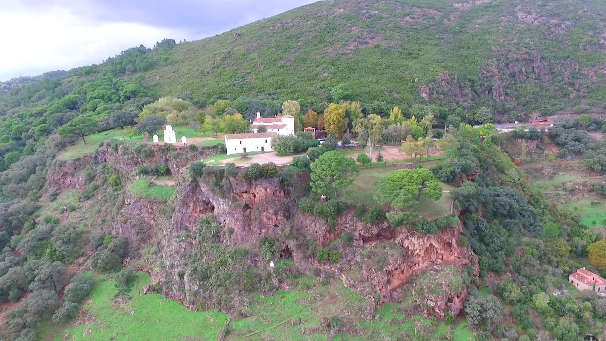 Alájar, enclave blanco a los pies de la Peña de Arias Montano
