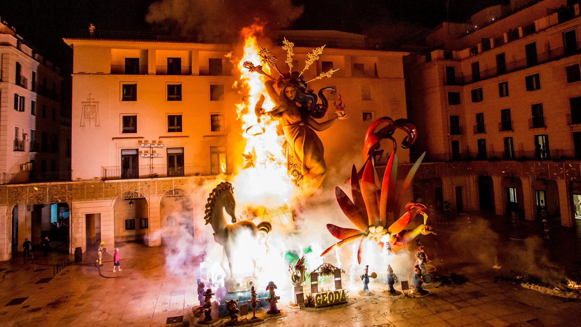 Alicante y las Hogueras de San Juan, fuego y tradición que marcan el solsticio