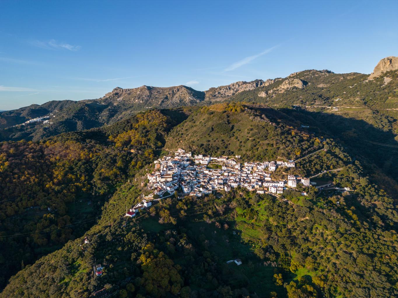 Benahavís, enclave blanco entre ríos y gastronomía serrana