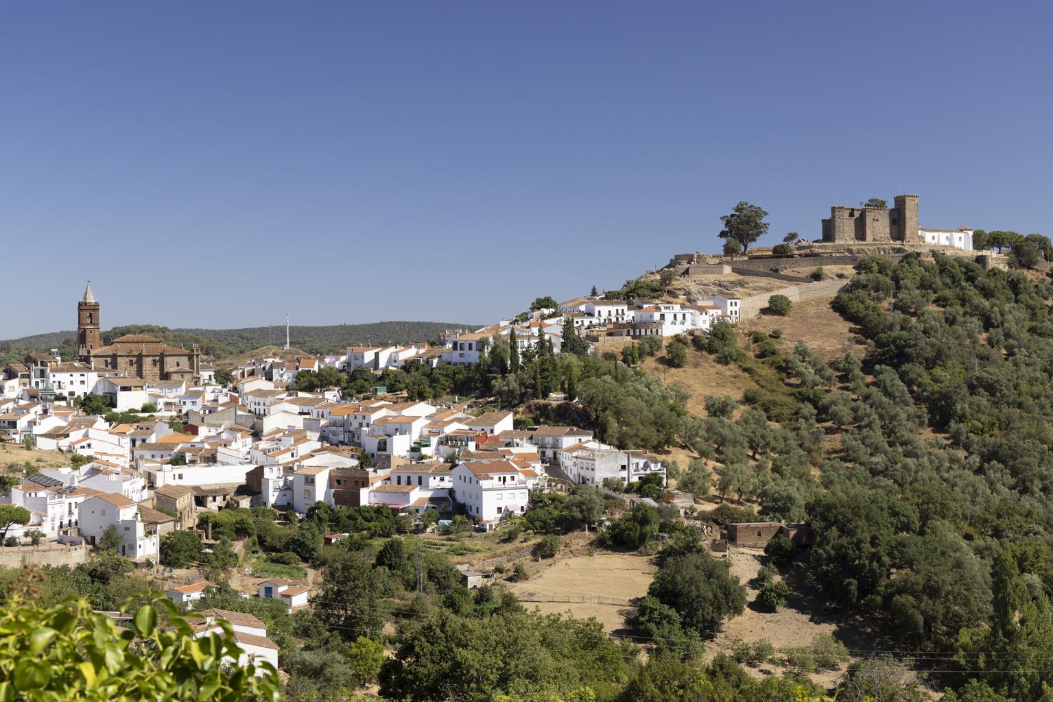 Cortegana, fortaleza blanca entre bosques de la sierra onubense