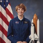 Eileen Collins, la comandante que llevó liderazgo femenino a la órbita terrestre