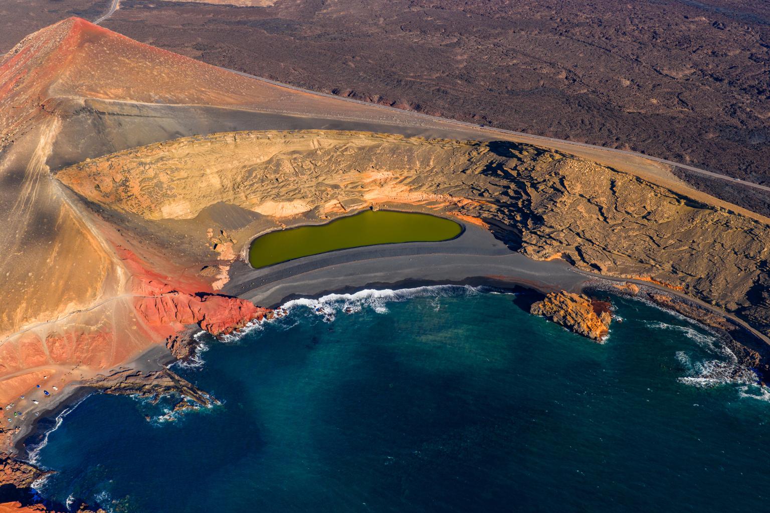 El Golfo, la costa bajo el gran anfiteatro volcánico