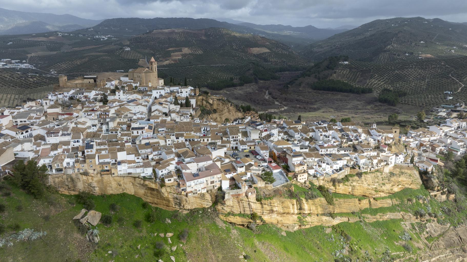 Iznájar, fortaleza blanca sobre el mayor embalse andaluz