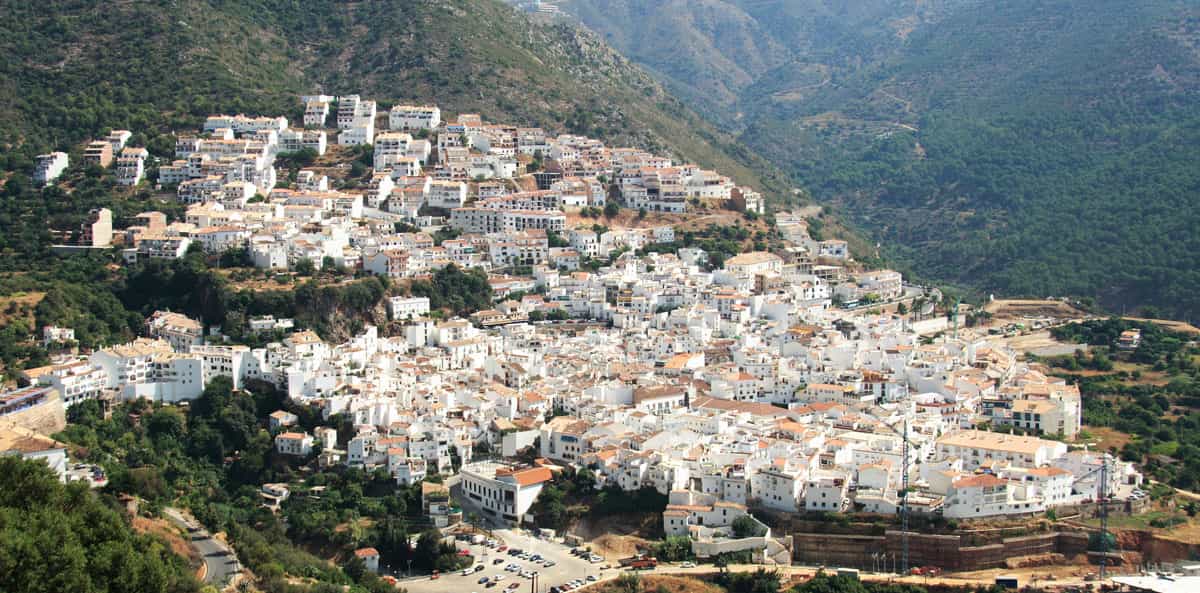 Ojén, pueblo blanco colgado sobre la vertiente de la sierra