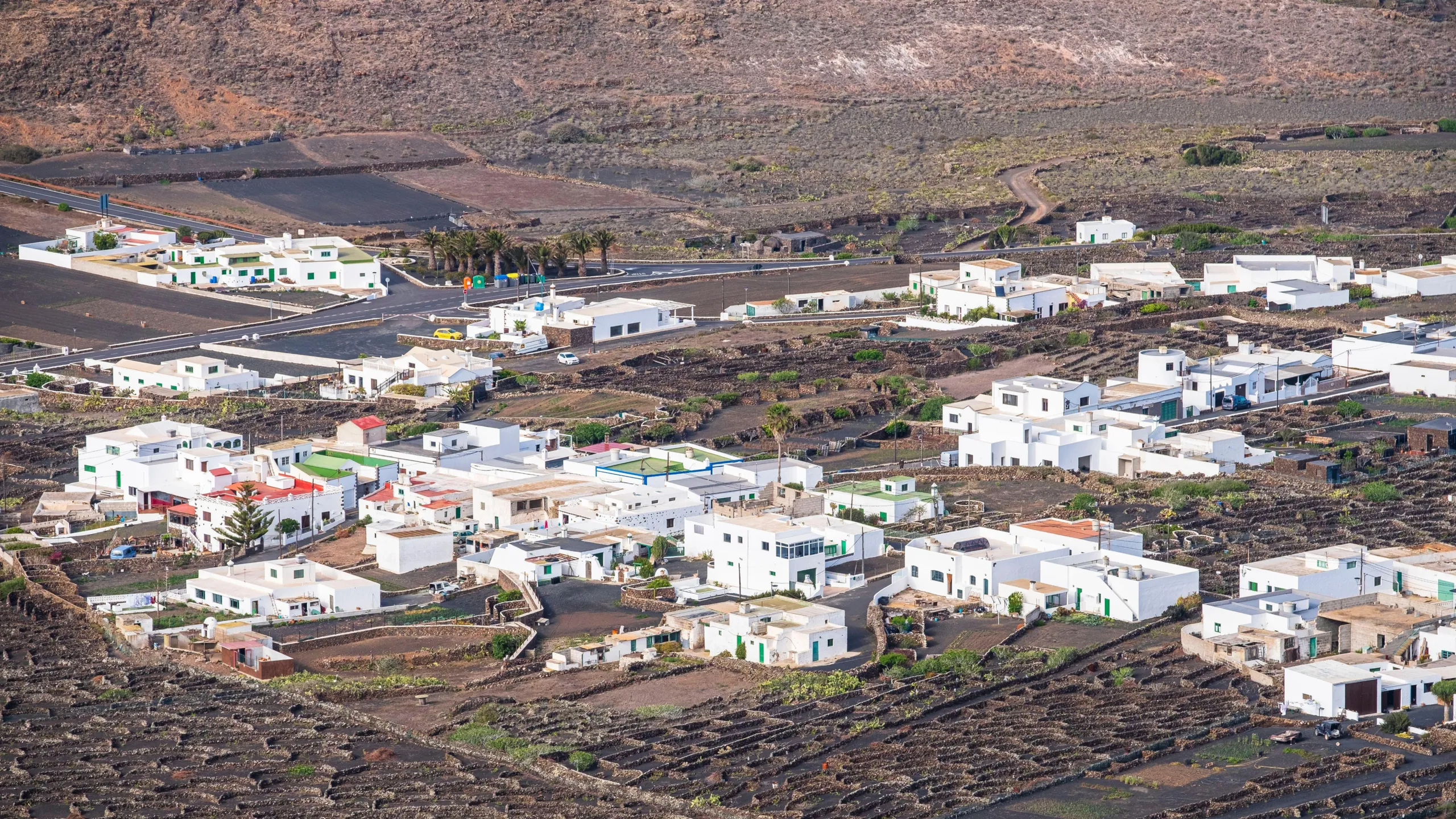 Ye, caserío al pie del gran risco norteño (Lanzarote)
