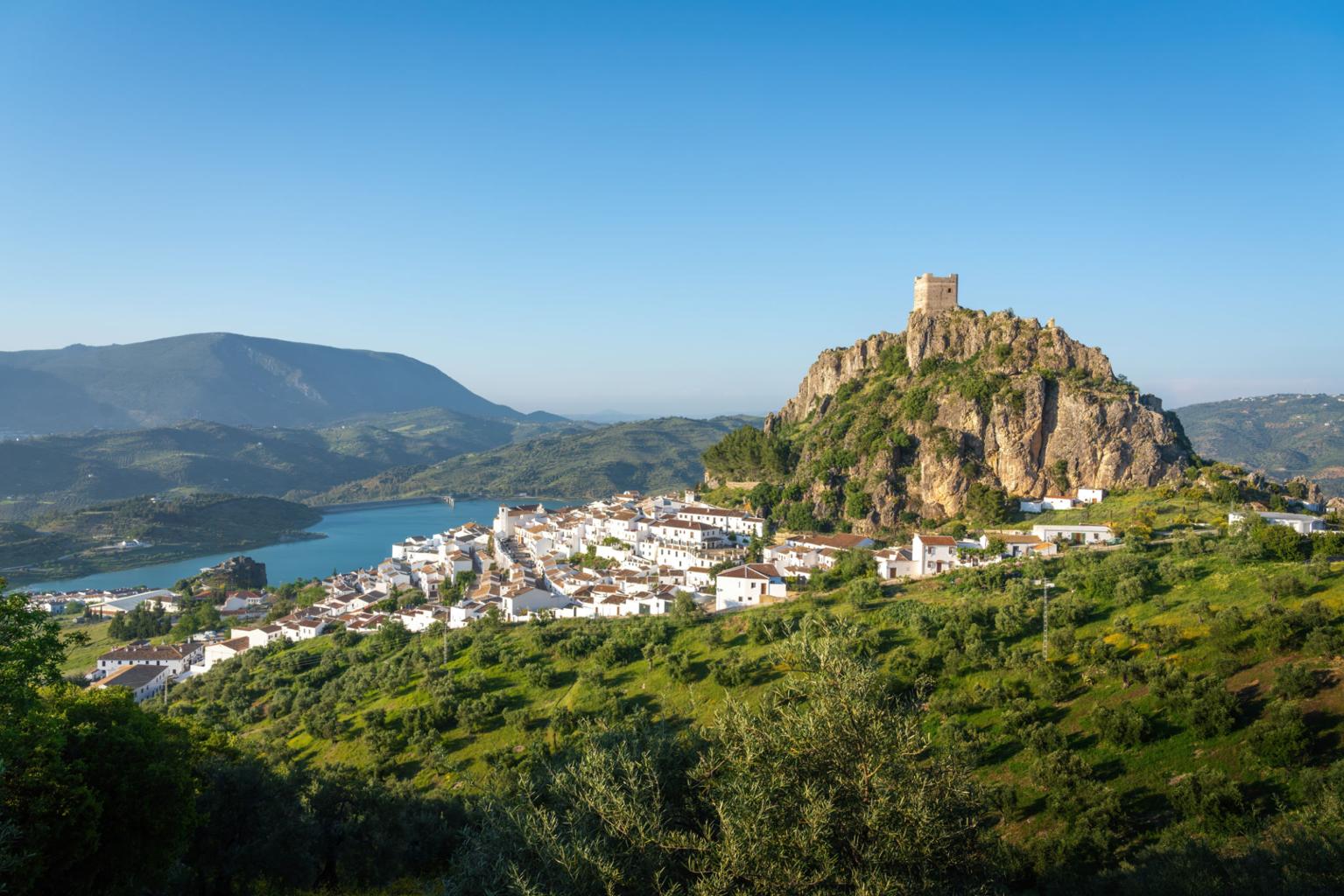 Zahara de la Sierra, fortaleza blanca sobre aguas turquesas