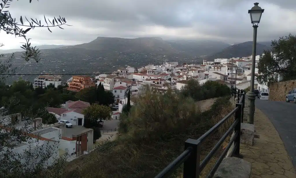 Alcaucín, mirador blanco frente al embalse de La Viñuela