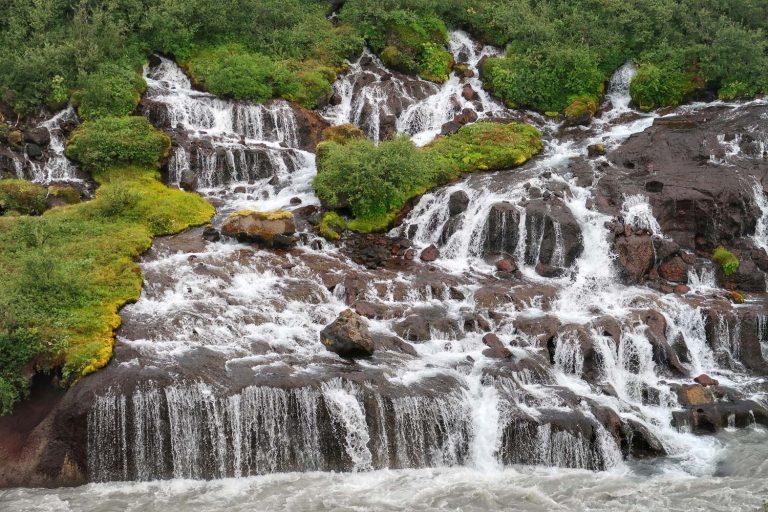 Hraunfossar, el susurro del agua entre la lava antigua.