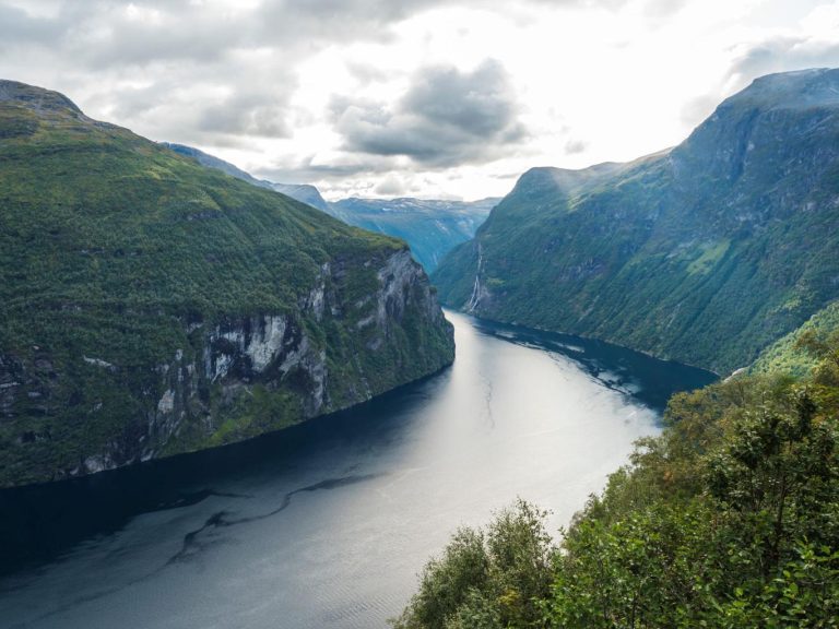 Hjørundfjorden, valle-fiordo entre montañas abruptas del oeste de Noruega