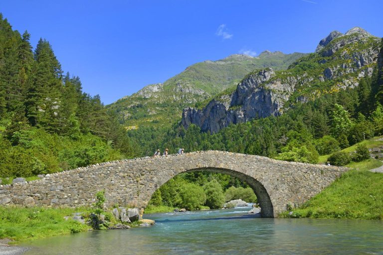 Valle de Bujaruelo — amplitud glaciar y bosques en el Pirineo aragonés, España