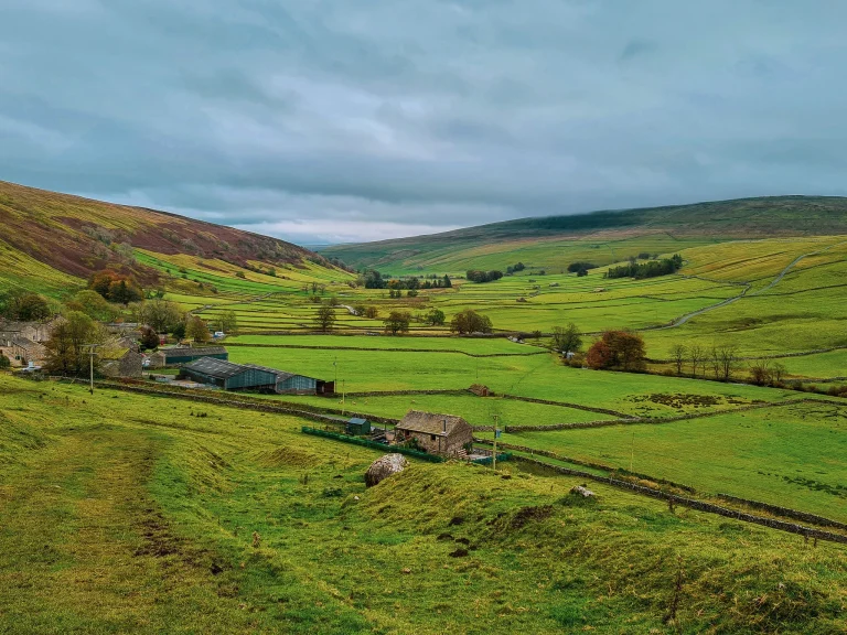 Valle de Wharfedale — praderas verdes y muros de piedra en Yorkshire, Reino Unido