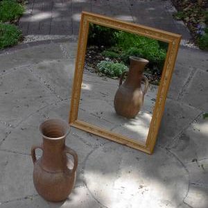 Templos reflejados en el agua quieta